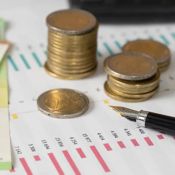 Image illustrant des étapes pour investir dans l'or, avec des conseils sur le remboursement de prêt.